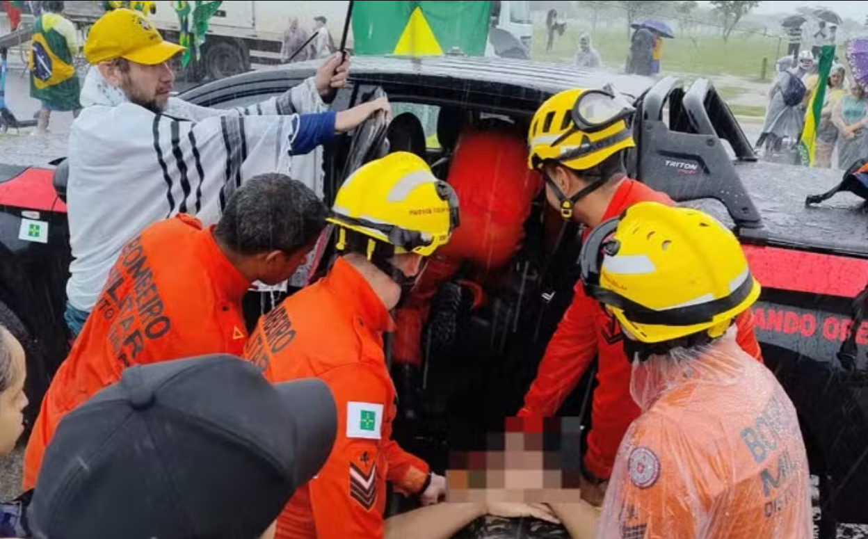 Raio atinge concentração de ato pró-Bolsonaro em Brasília e deixa manifestantes feridos