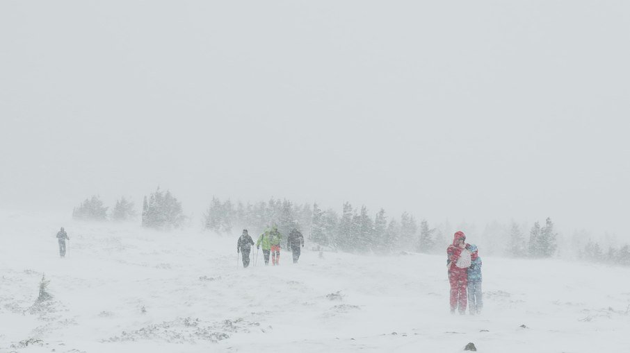 Mais de 300 mil imóveis estão sem energia devido à nevasca.