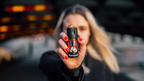 Lei autoriza venda de spray de pimenta para mulheres como medida de defesa pessoal.
