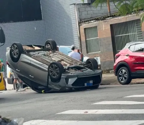 Carro capota na Rua Silva Jardim, em Santos.