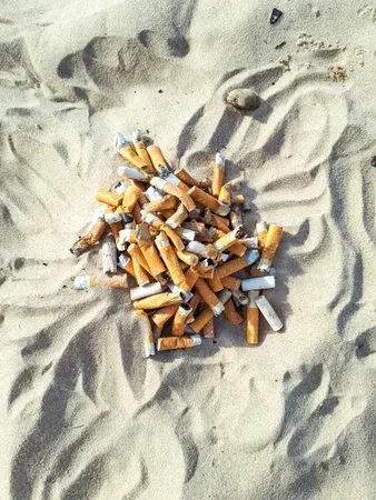 Projeto de lei quer proibir cigarros na praia de Santos.