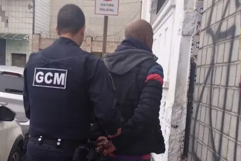 Homem é preso pela GCM de São Vicente após descumprir medida protetiva e perseguir mulher.