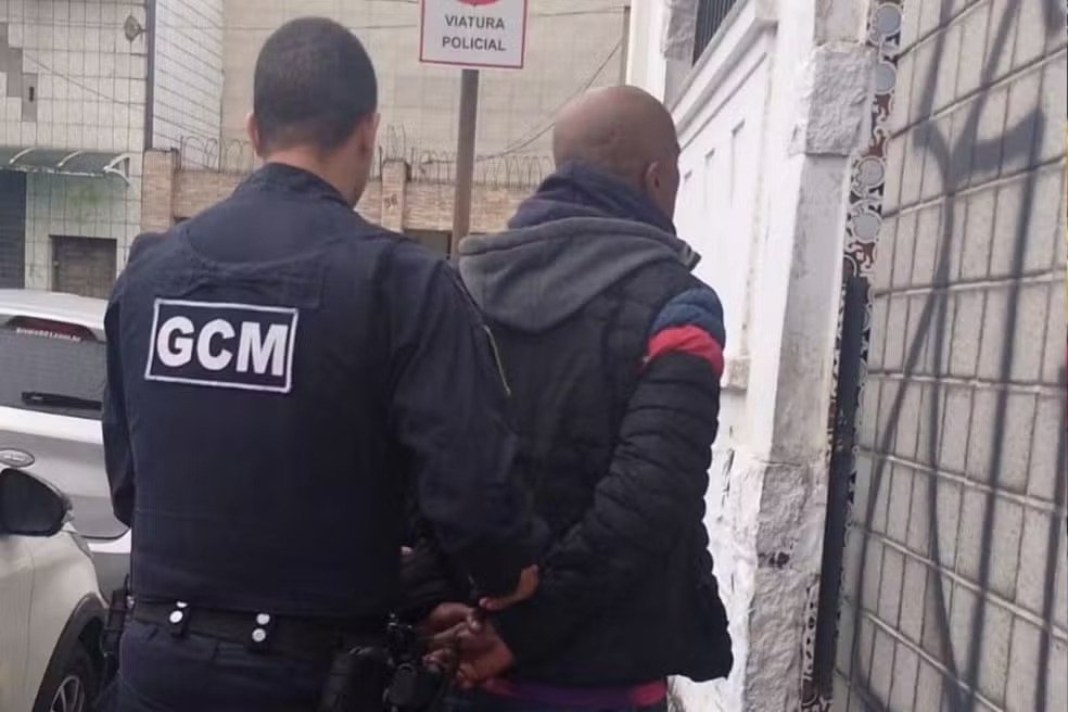 Homem é preso pela GCM de São Vicente após descumprir medida protetiva e perseguir mulher.