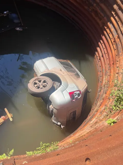 Uma pessoa morreu e quatro foram resgatadas com vida após carro cair em canteiro de obras alagado em Santos.