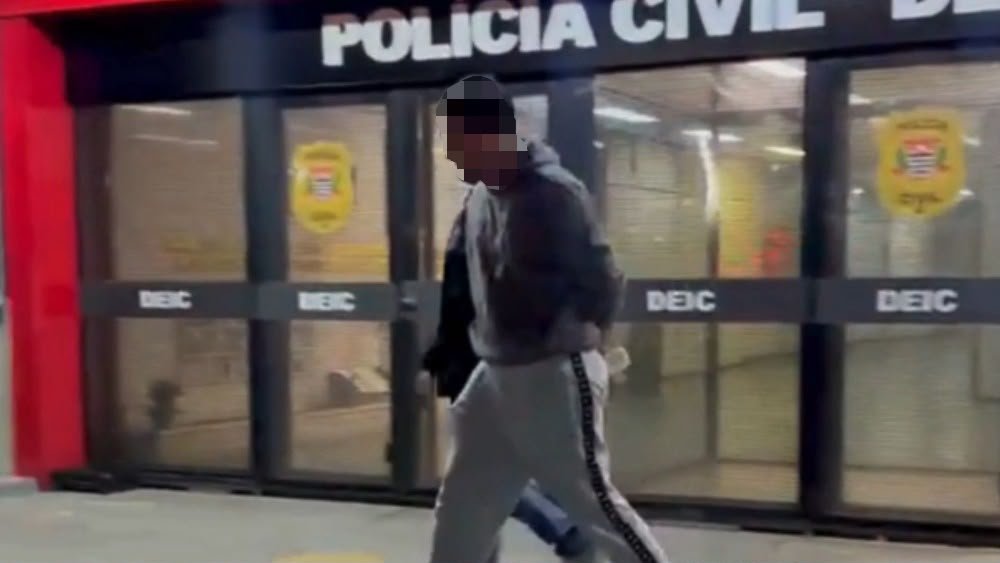 "Joker" é preso em Santos suspeito de fornecer programas para golpes bancários.