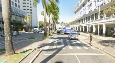 Casal de idosos fica ferido após ser atropelado por moto em Santos.