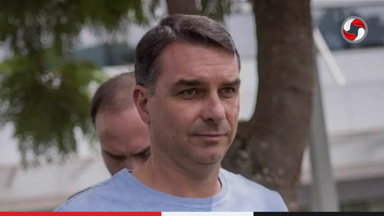 Flávio Bolsonaro é intimado pela PF a entregar passaporte por ordem de Moraes.