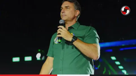 Flávio Bolsonaro poderia ter usado passaporte italiano para ir aos EUA.