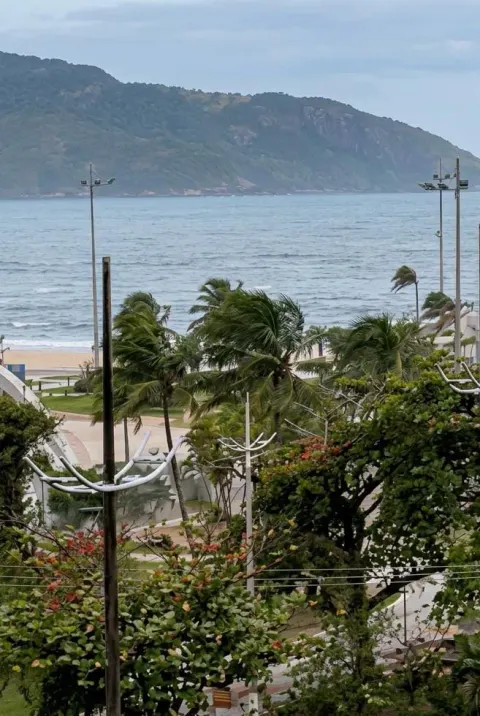 Frente fria deve atingir toda a Baixada Santista com chuva forte e ventos de até 80 km/h a partir de hoje (6).