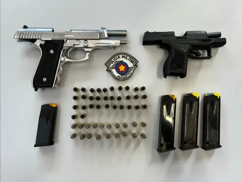 Homem é preso após ameaçar mulher e filhos e resistir á saída de apartamento em Santos.
