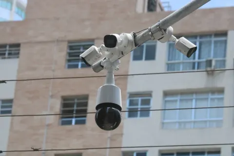 Imagens de câmeras de monitoramento de Santos podem ser solicitadas para esclarecer crimes e acidentes.