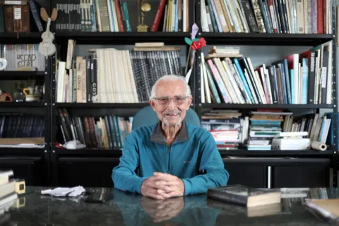 Morre escultor de diversos monumentos de Santos, Luis Garcia Jorge, aos 95 anos.
