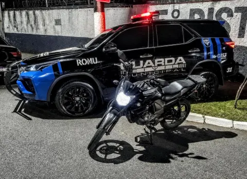 Motocicleta com queixa de roubo é localizada em estacionamento de supermercado em Santos.