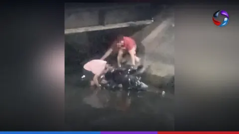 Motociclista cai no canal 1 e é socorrido em parada cardiorrespiratória em Santos.