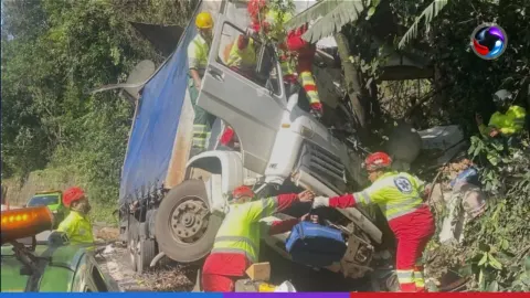 Motorista e passageiro ficam feridos após caminhão perder os freios em rodovia em Cubatão