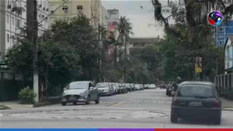 Mulher morre após acidente entre moto elétrica e carro em Santos.