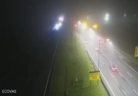 Neblina causa comboio e lentidão na descida da serra pela Anchieta.