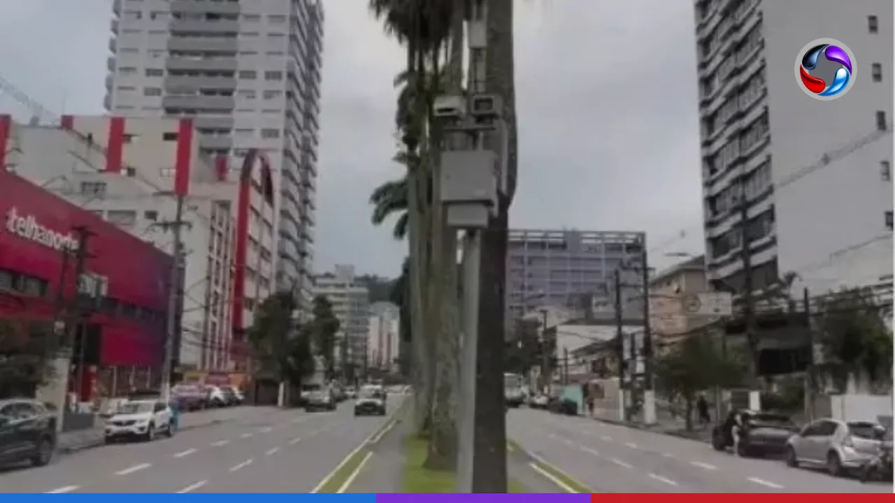 Novo radar de velocidade é instalado na Avenida Ana Costa, em Santos.