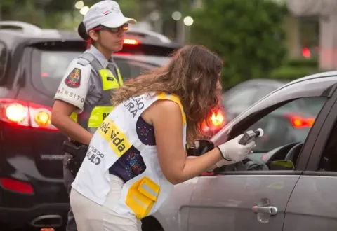 Operação Lei Seca autua 10 motoristas que recusaram bafômetro em Santos.