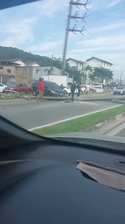 Poste de iluminação cai sobre veículo na Avenida Martins Fontes, em Santos.