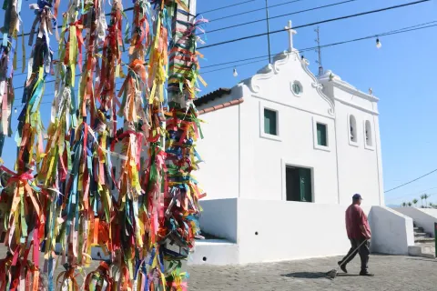 Santos inicia preparativos para festa de Nossa Senhora do Monte Serrat, padroeira da cidade.